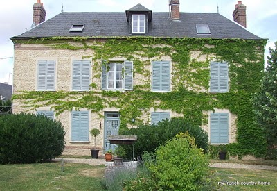 maison de maitre with blue shutters and ivy
