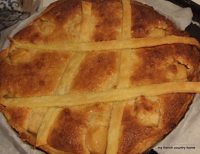 a tarte with a criss-crossed pattern 