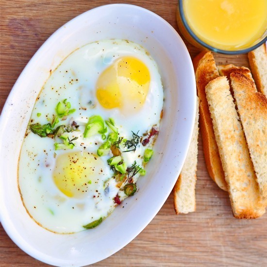 oeufs-cocotte-chic-comfort-food-my-french-country-home eggs , bacon and cream cooked in individual ramekins