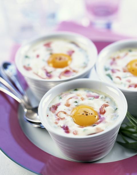 oeufs-cocotte-chic-comfort-food-my-french-country-home eggs , bacon and cream cooked in individual ramekins