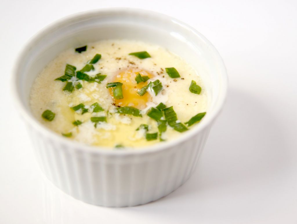 oeufs-cocotte-chic-comfort-food-my-french-country-home eggs , bacon and cream cooked in individual ramekins