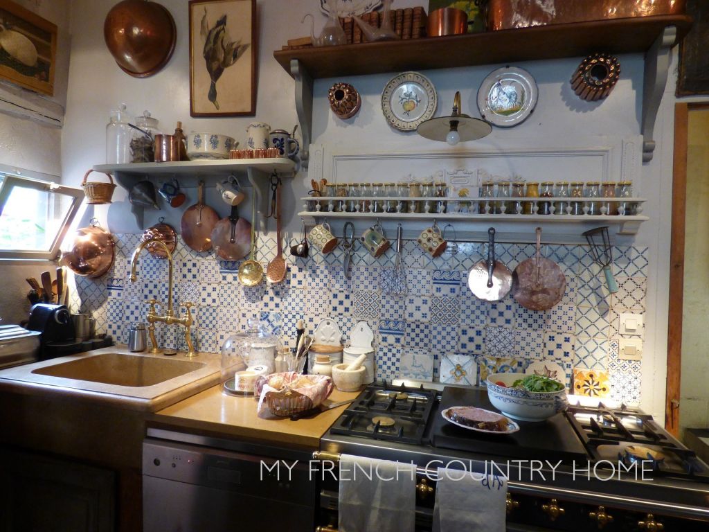 DETAIL TRADITIONAL KITCHEN WITH COPPER