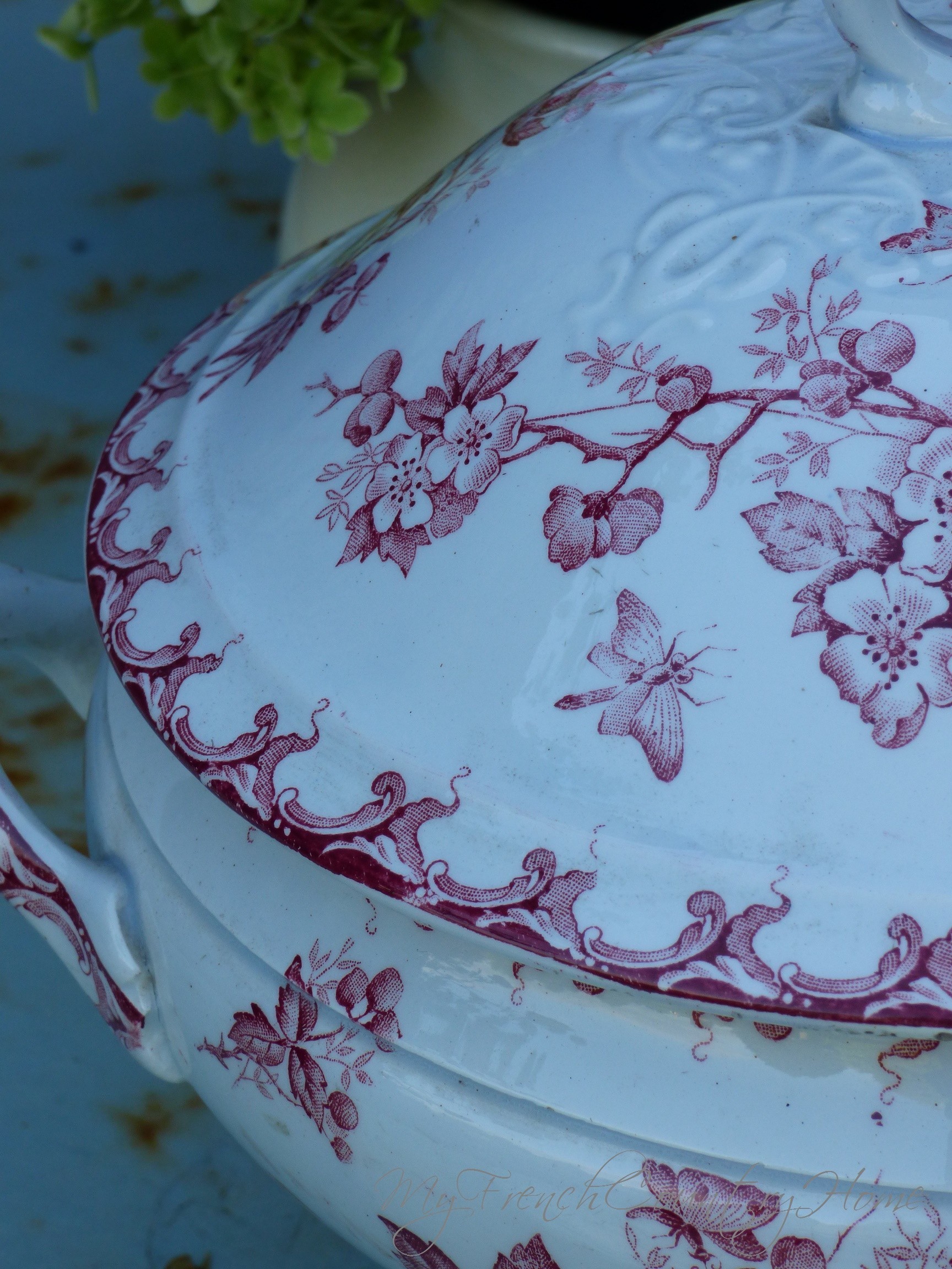 details soup tureen