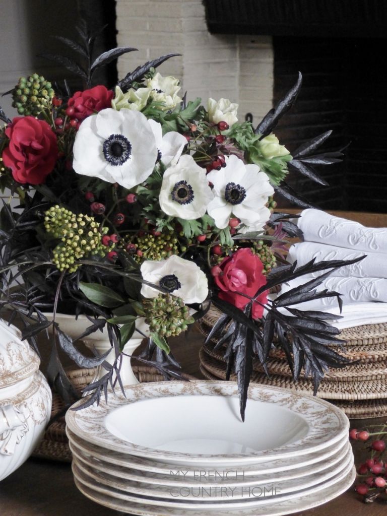 AUTUMN BOUQUET ON THE DINING TABLE