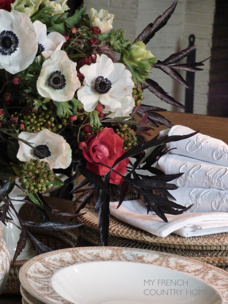 AUTUMN BOUQUET ON THE DINING TABLE