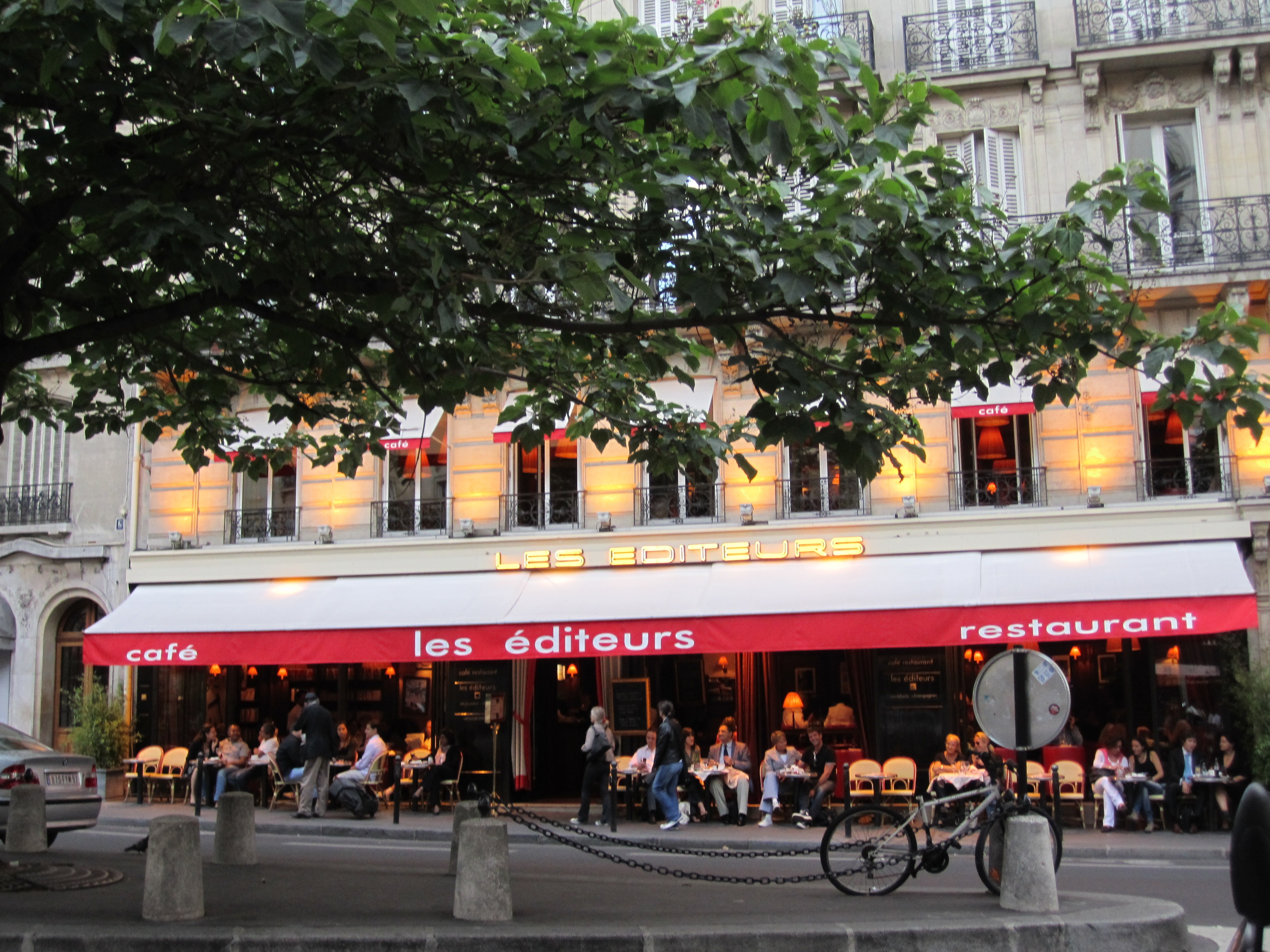 clients seated outside a restaurant in paris