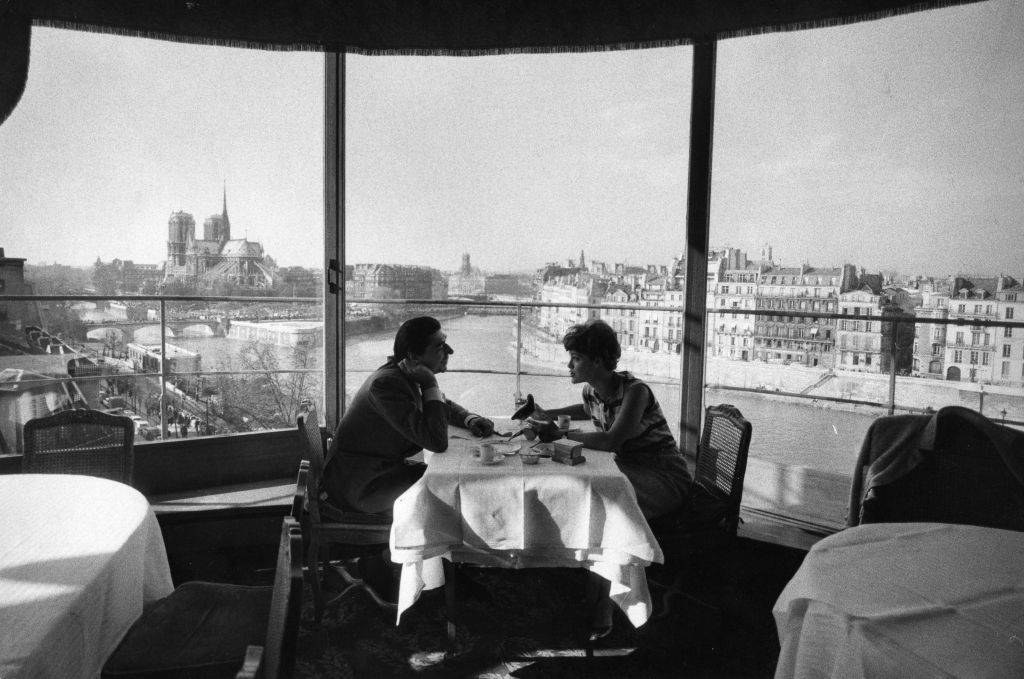 diners in the tour dargent overlooking the Seine