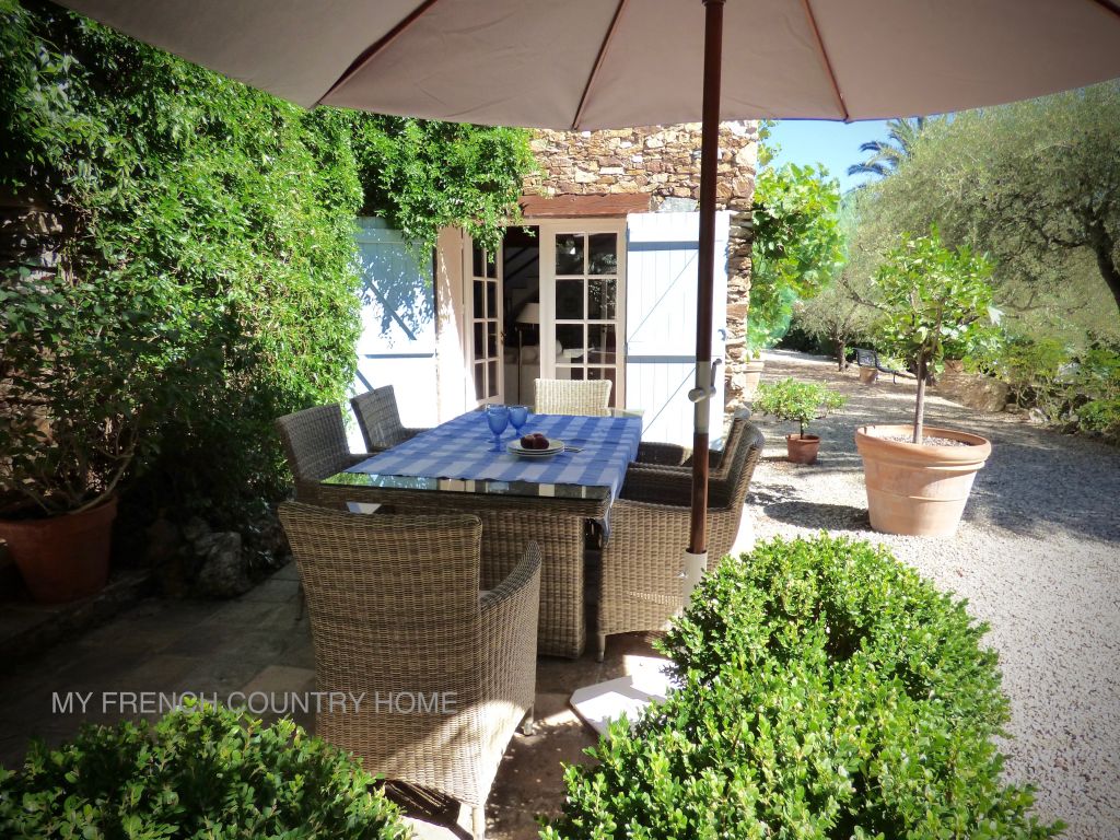 al fresco dining in south of france