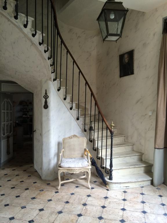 my-french-country-home-house-for-sale- Escalier entrée