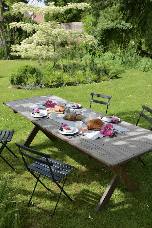 guest and house La maison et l'atelier breakfast in the garden