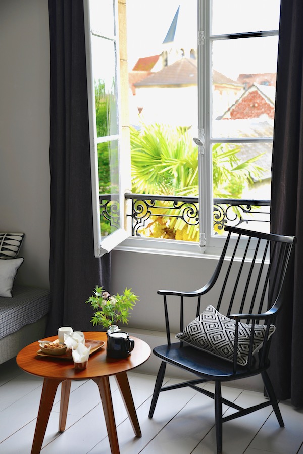 guest and house La maison et l'atelier tea in the bedroom