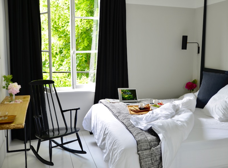 guest and house La maison et l'atelier breakfast in bed