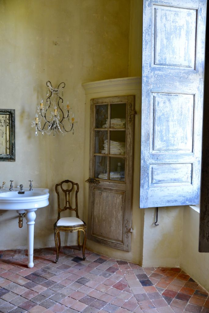 bathroom chateau de moissac, south of france