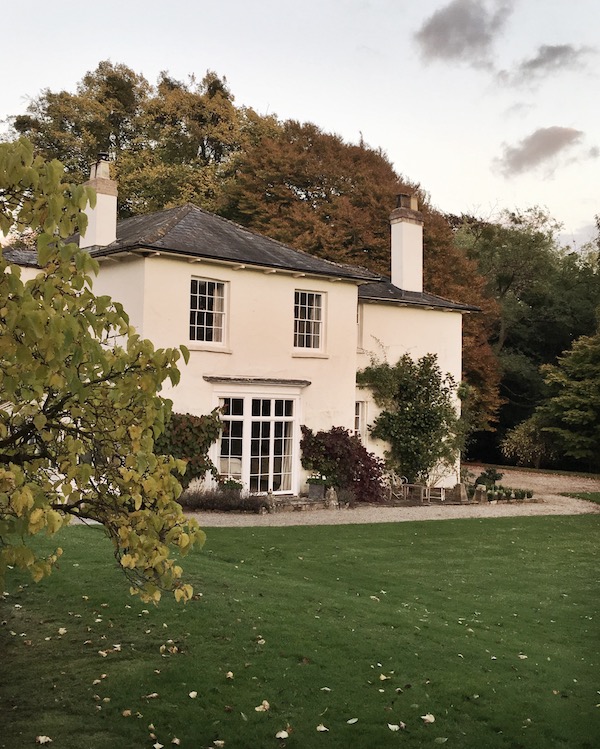 outside view of a white country home in autumn