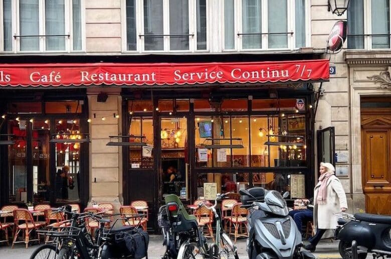bistrot facade in paris