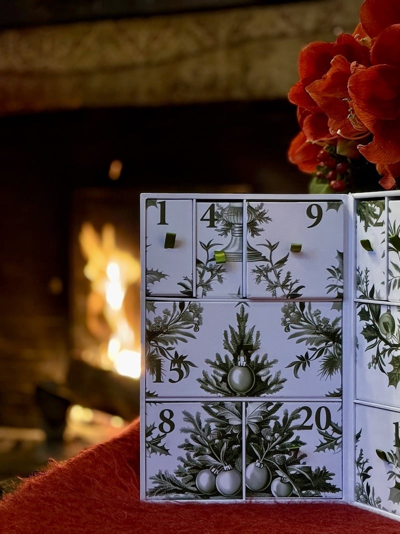 COZY FIRE WITH ADVENT CALENDAR